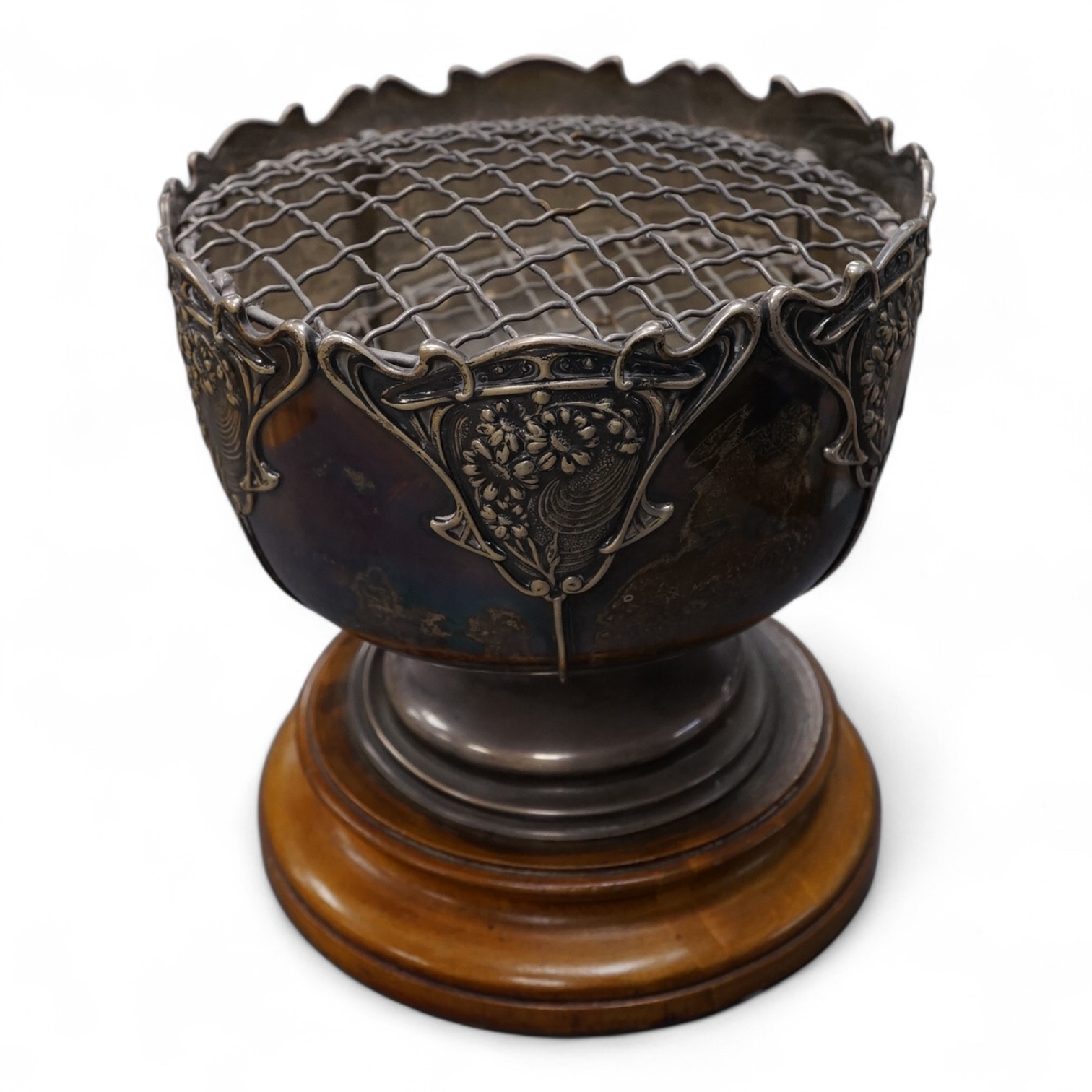 A George V Art Nouveau silver rose bowl, makers mark rubbed, Birmingham, 1911, diameter 15cm, 12.4oz.